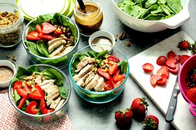 strawberry and spinach salads in to-go bowls